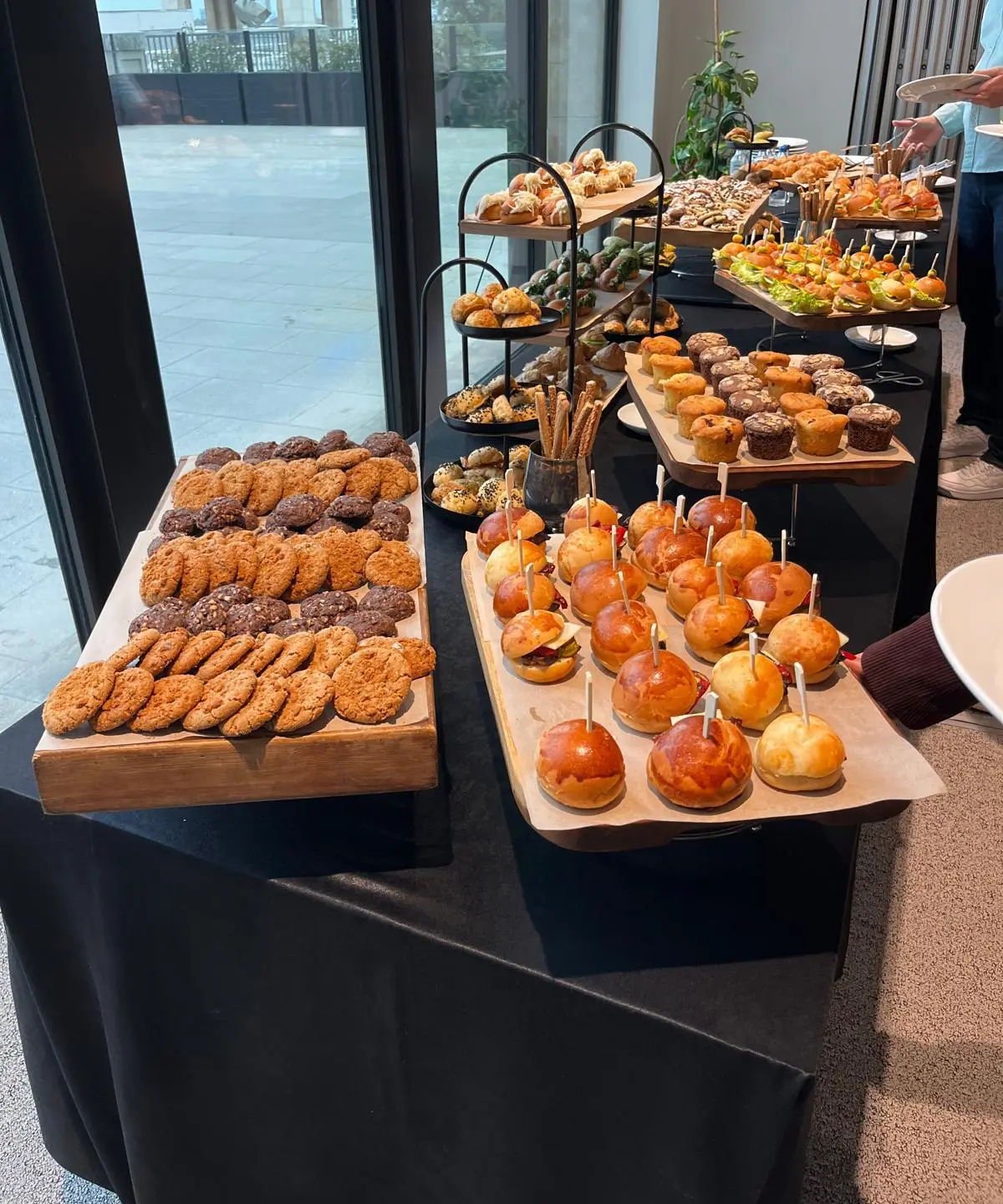 Kahve arası için kurabiye, muffin ve tatlı sunumu