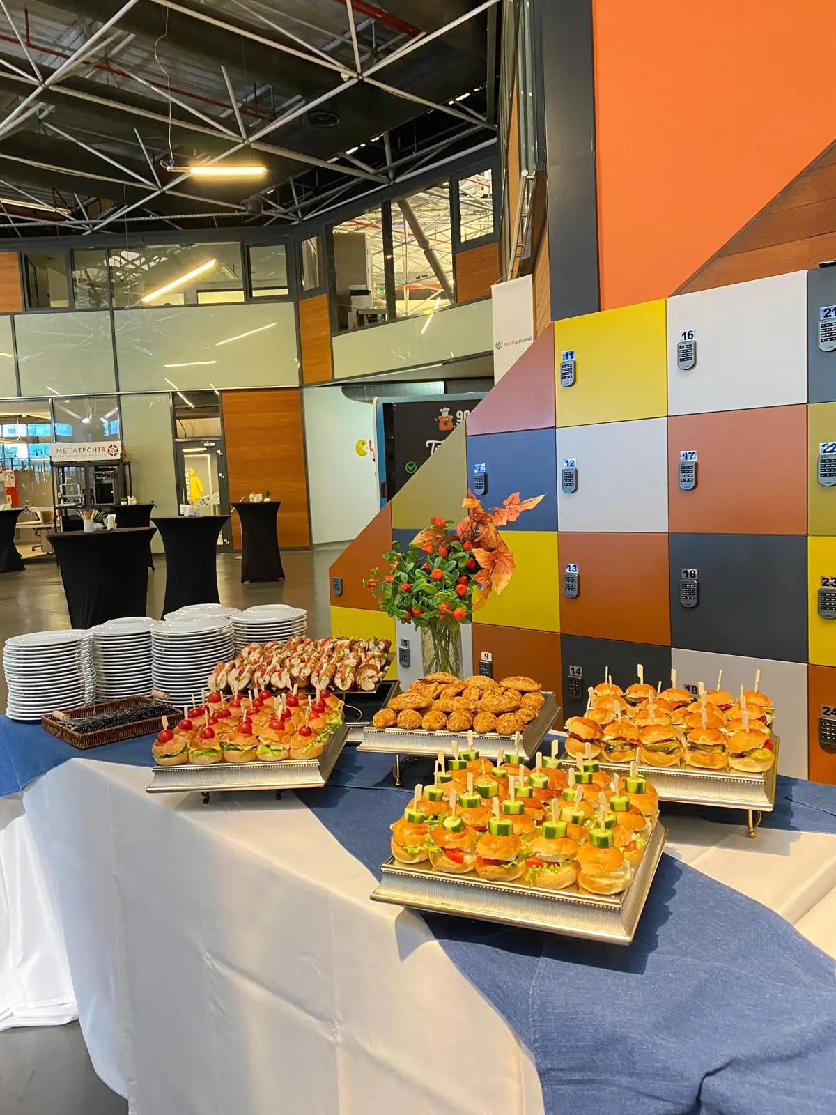 Kurumsal kokteylde tepsilerde finger food sunumu